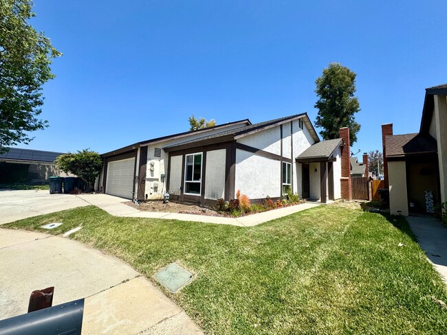 Building Photo - Recently renovated 3 bedroom, 2 bath unit ...