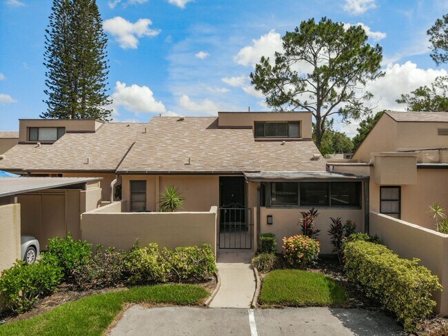 Building Photo - RARE 3 BEDROOM/ 2 BATH IN THE HIGHLY DESIR...