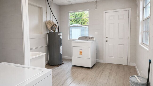 Building Photo - Updated 3 Bedroom Home with Bonus Florida Room, Workshop & Fenced Yard