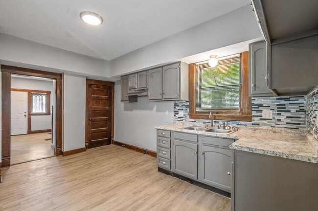 Building Photo - Large 4 Bedroom Home