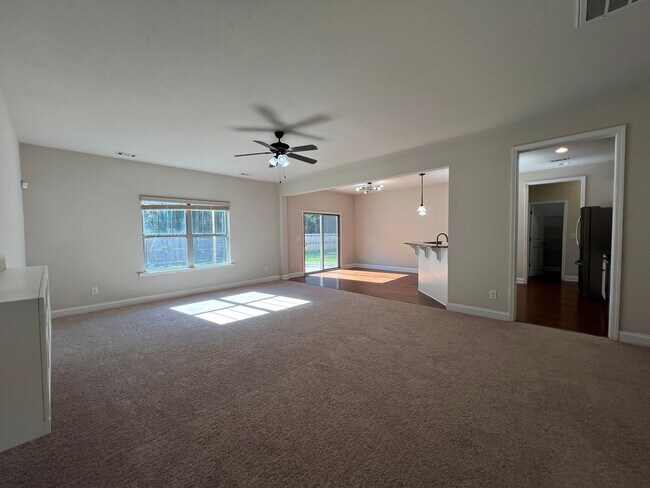 Building Photo - 5 bedroom 3 1/2 bathroom home