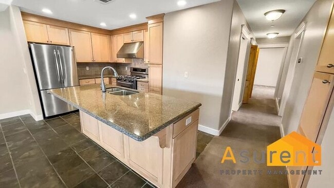 Building Photo - Wonderful Large Condo Available Now! MOVE-IN SPECIAL: Half Off First Month's Rent