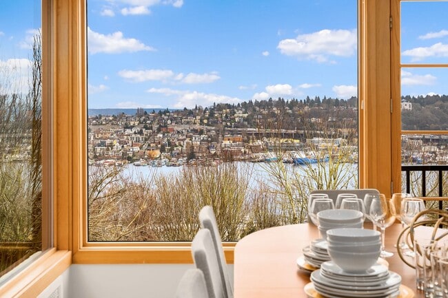 Building Photo - Queen Anne Home