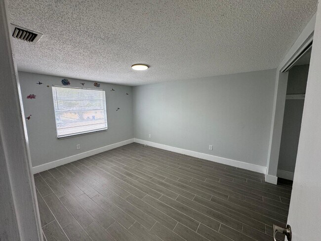 Building Photo - 13701 N 21st St