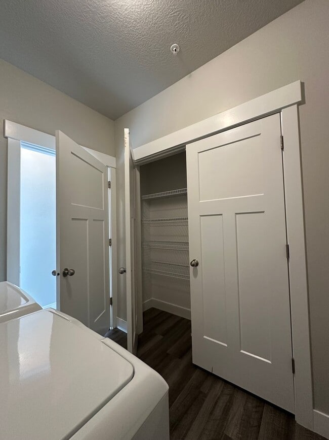 Building Photo - Bright and Modern 3 Bed Condo in Prime Location with Pool & Clubhouse!!
