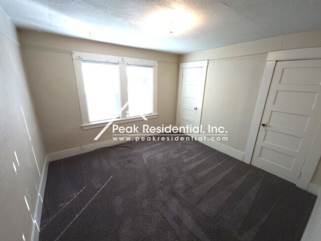 Building Photo - Cute 2 bd/1 ba Roseville House