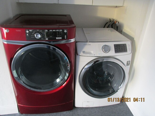 Building Photo - Remodeled !  Hardwood Flooring Throughout & New Carpet in Bedrooms, Tile, Granite, Large Living r...