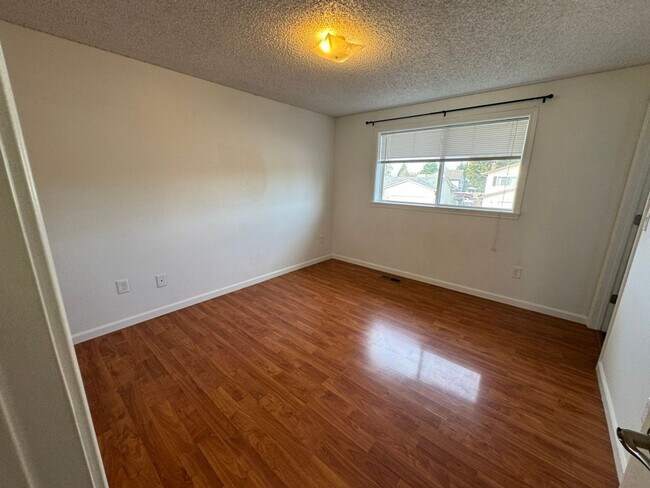 Building Photo - 4Bd/2.25Ba Kent House