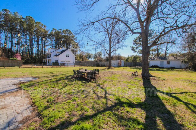 Building Photo - 823 Jordan St