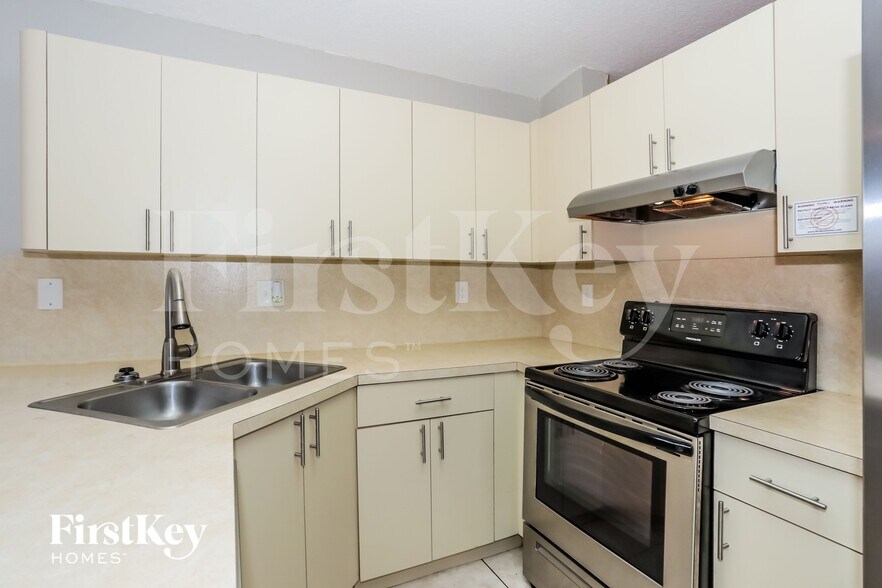 Building Photo - 15565 SW 138th Ave