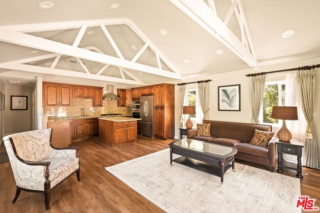 Building Photo - 1047 E Pomello Dr