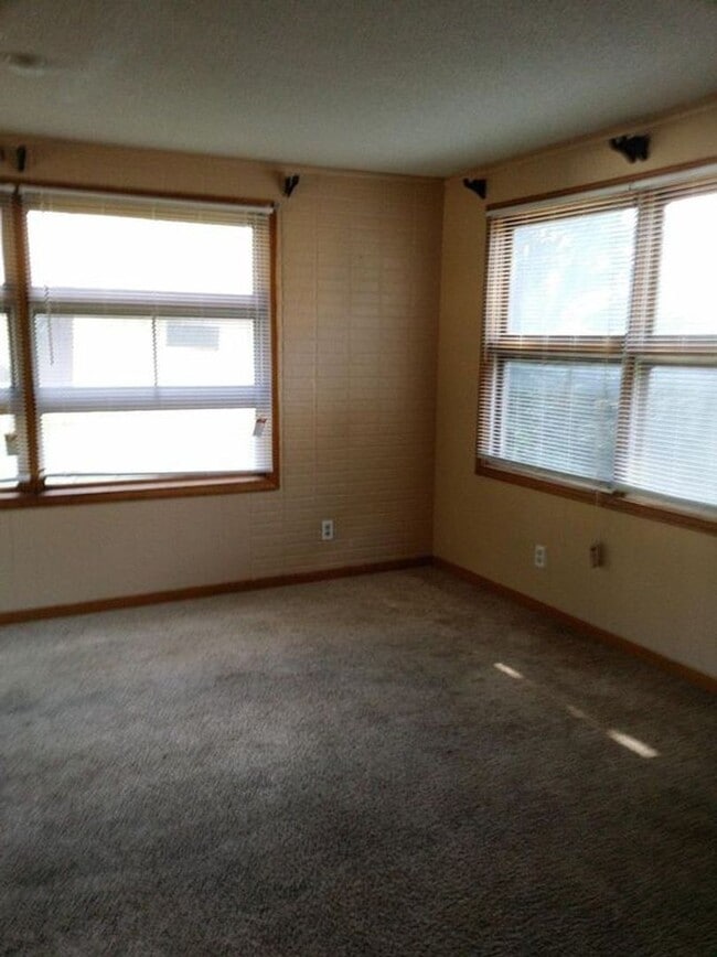 Building Photo - Spacious 5 bd - 2 bth / 1,548 Sq