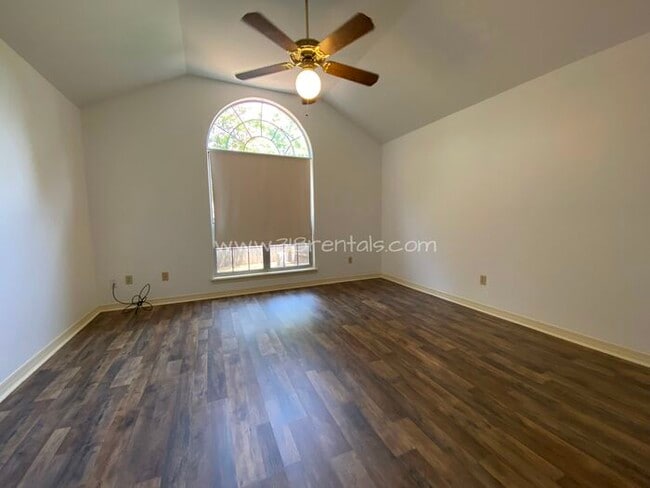 Building Photo - Home in Shady Grove available!