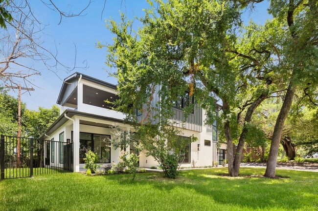 Building Photo - 2504 Bluffview Dr