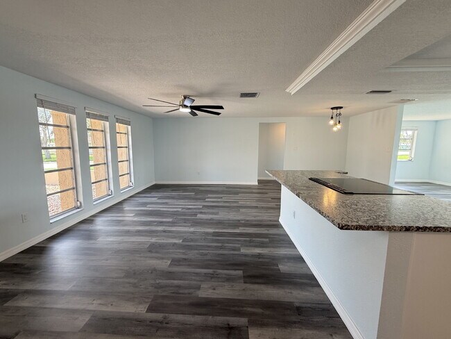 Building Photo - "Charming 2-Bed, 2-Bath Oasis with 1334 Sq Ft in New Port Richey!"