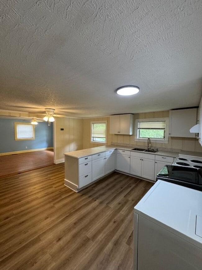 Building Photo - 301 Woodview Dr