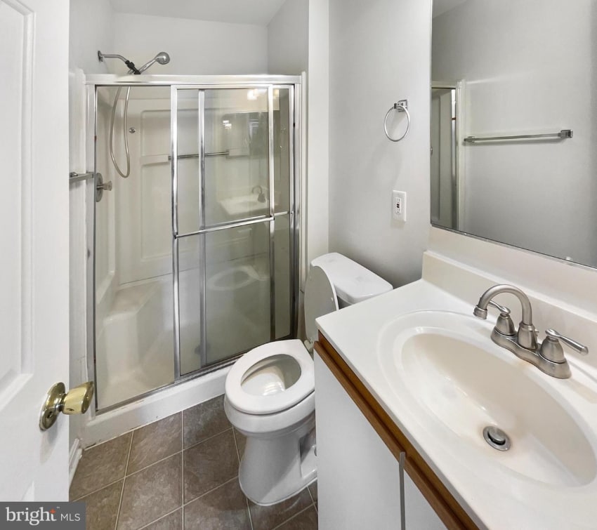 Master Bathroom (In Suite) - 3rd Floor - 2541 Markham Ln