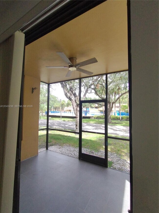 Building Photo - 15509 N Miami Lakeway