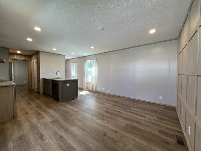 Building Photo - 15462 Lewis Rd