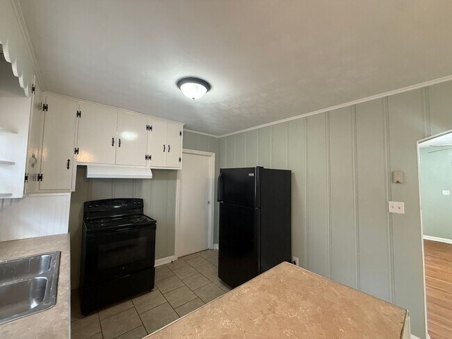 Building Photo - Freshly Updated 3 Bedroom 1 Bathroom Home in Decatur!