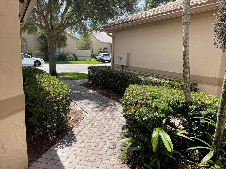 Building Photo - 5031 Madison Lakes Cir W