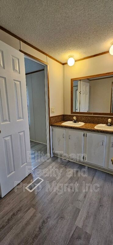 Building Photo - 2935 Cedarvale Rd
