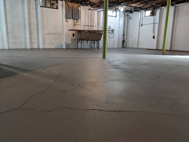 Building Photo - Gorgeous 3 Bed Upper Available with shared Garage & Hardwood floors, Appliances incl.