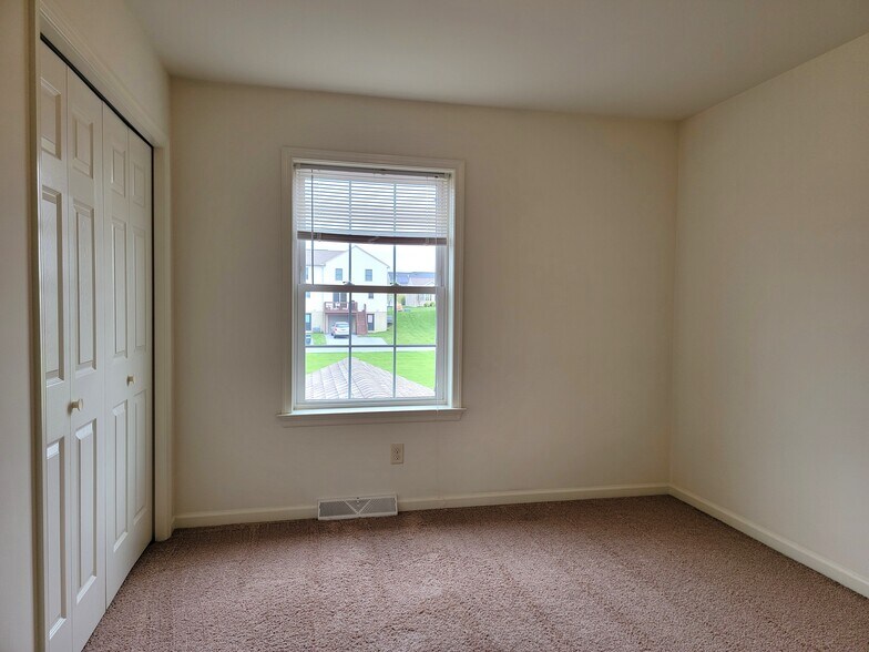 Building Photo - 227 Limestone Dr