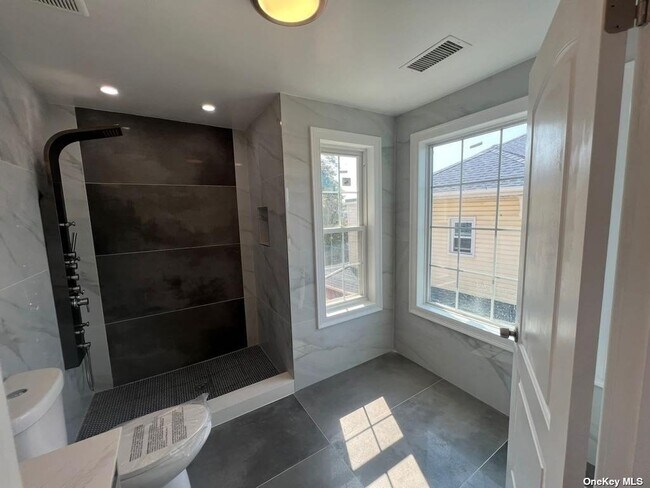 Building Photo - 14-34-34 Dunbar St