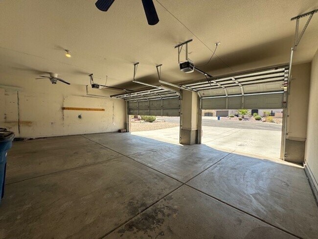 Building Photo - 3 Bedroom Exec Home Bullhead Parkway close...