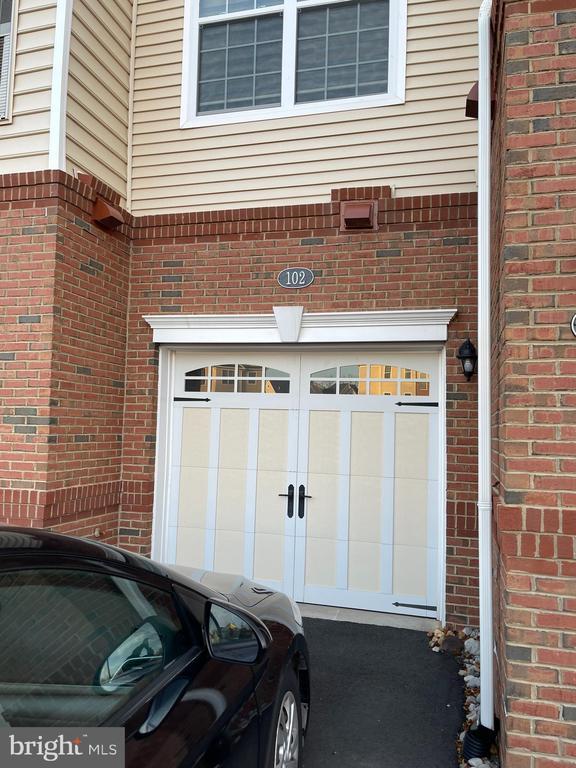 Building Photo - 23255 Milltown Knoll Square
