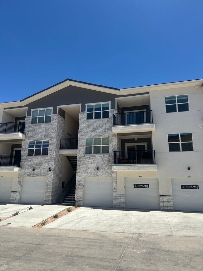 Primary Photo - Luxury 3 bedroom Condo in Desert Color!