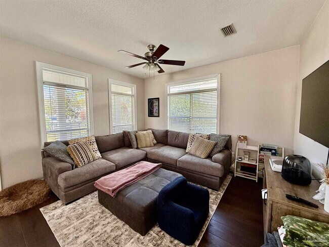 Building Photo - 1313 E Strong St