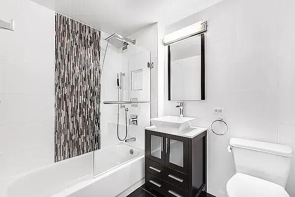 Building Photo - 520 W 23 St