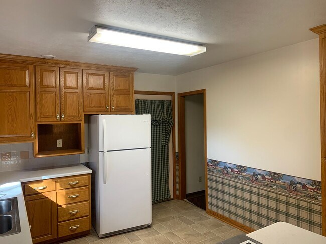 Building Photo - 3 bedroom, 1.5 Bath Home located near Skyv...