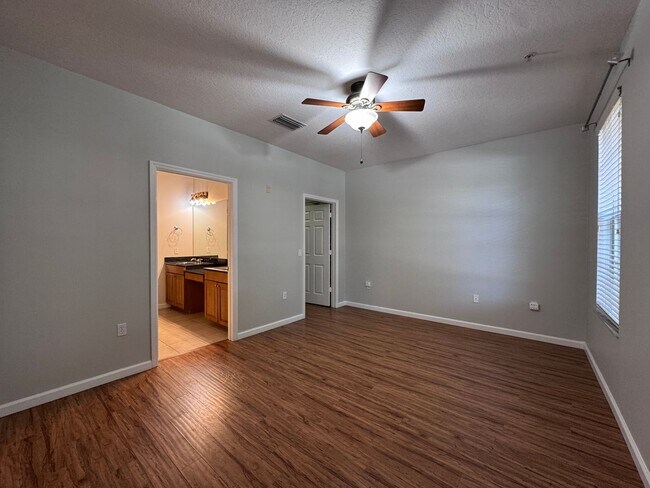 Building Photo - Bright and Inviting 3 bedroom, 2 Bath Condo in Desirable Baldwin Park