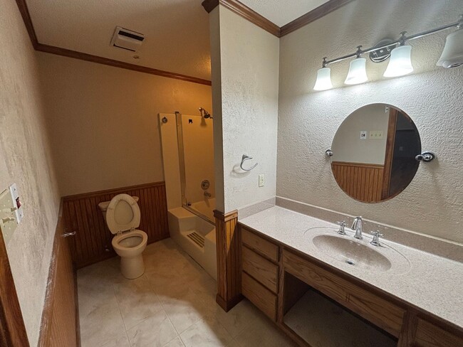 Building Photo - Welcome to your dream home in the heart of Russellville, AR.