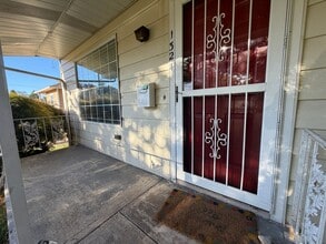 Building Photo - 2 Bedroom 2 Bath Single Family Home