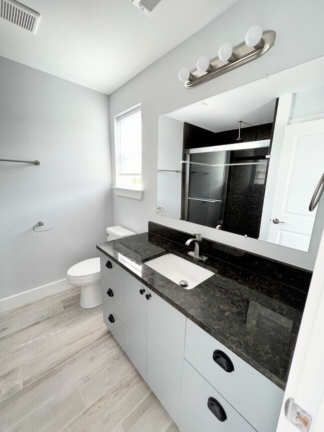 Building Photo - MOVE IN READY - FOUR Bedrooms! Master suite on both levels! Great Conway Location!