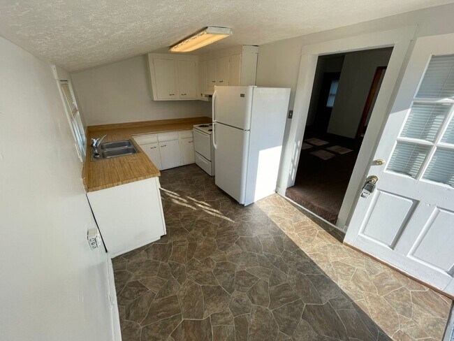Building Photo - Great Location Private Setting Home For Rent