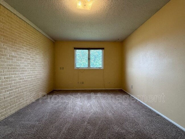 Building Photo - 806 Forest Ave