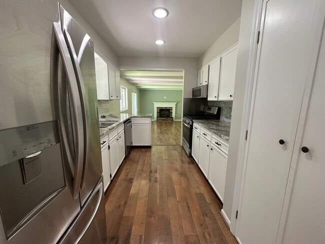 Building Photo - Large 4 bedroom ranch in Forest Hills