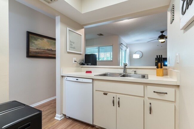 Building Photo - Conveniently located, furnished, 2 Bed, 2 ...