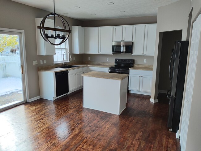 Building Photo - Beautifully maintained 4-bedroom, 2.5-bath over 2,200 sqft with a 2 car garage!