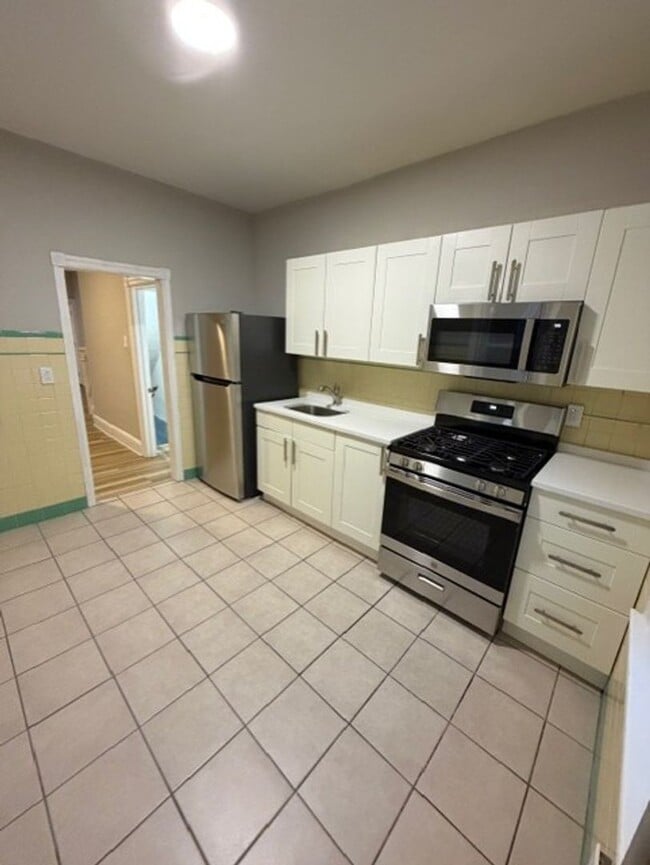 Building Photo - Spacious 3 Bedroom Grays Ferry