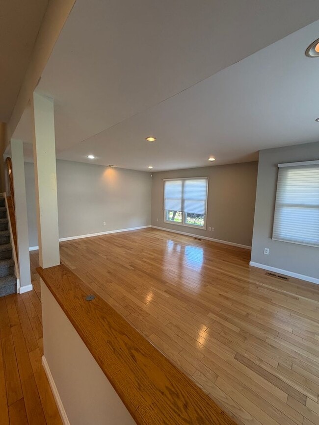 Building Photo - 3BR - WOODED VIEWS • FINISHED BASEMENT • BONUS LOFT • TE SCHOOL DISTRICT