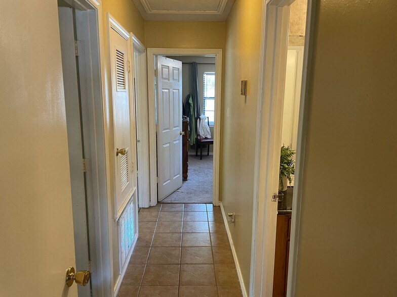 Building Photo - AUGUST 2026 PRE-LEASE!  Charming 3 Bed, 2 Bath Duplex in Great Location!