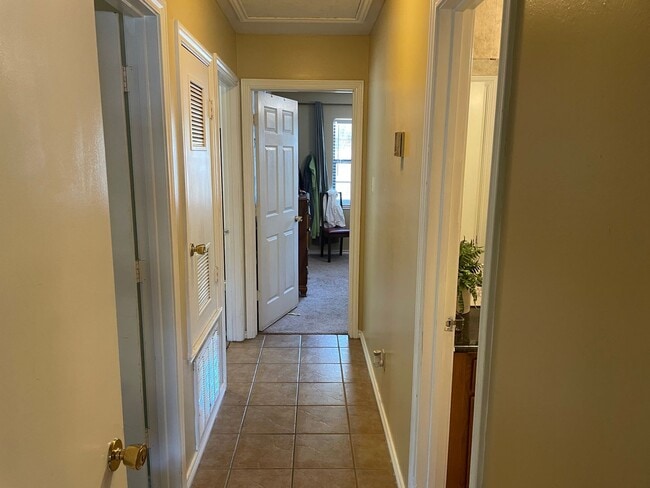 Building Photo - AUGUST 2026 PRE-LEASE!  Charming 3 Bed, 2 Bath Duplex in Great Location!