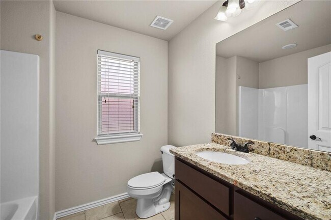 Building Photo - 904 SW Caprington St