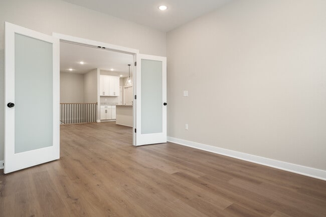 Building Photo - 5731 Willow Creek Ln